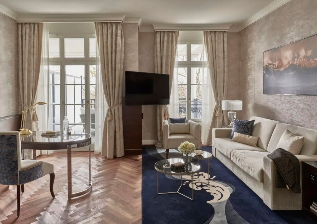 Helles Wohnzimmer der Quellenhof Doppel Suite mit Sofa und Balkonzugang
