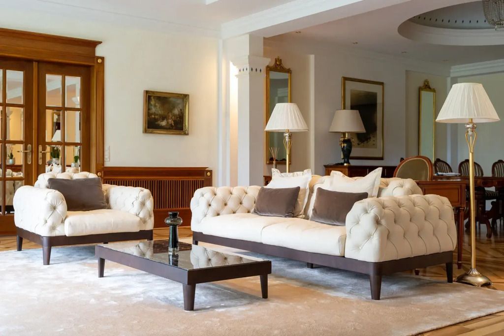 Elegantes Wohnzimmer mit weißen Sofas und Couchtisch in der Suite