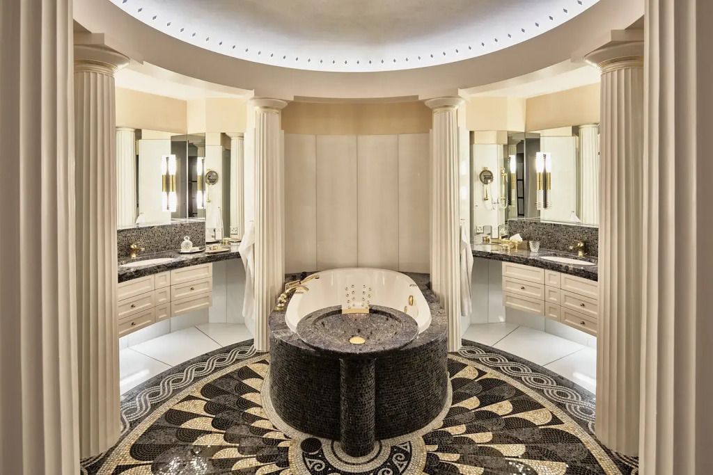 Luxuriöses Badezimmer mit ovaler Badewanne