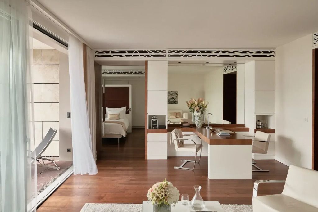Geräumiger Wohnbereich der Suite mit modernem Interieur und Holzfußboden