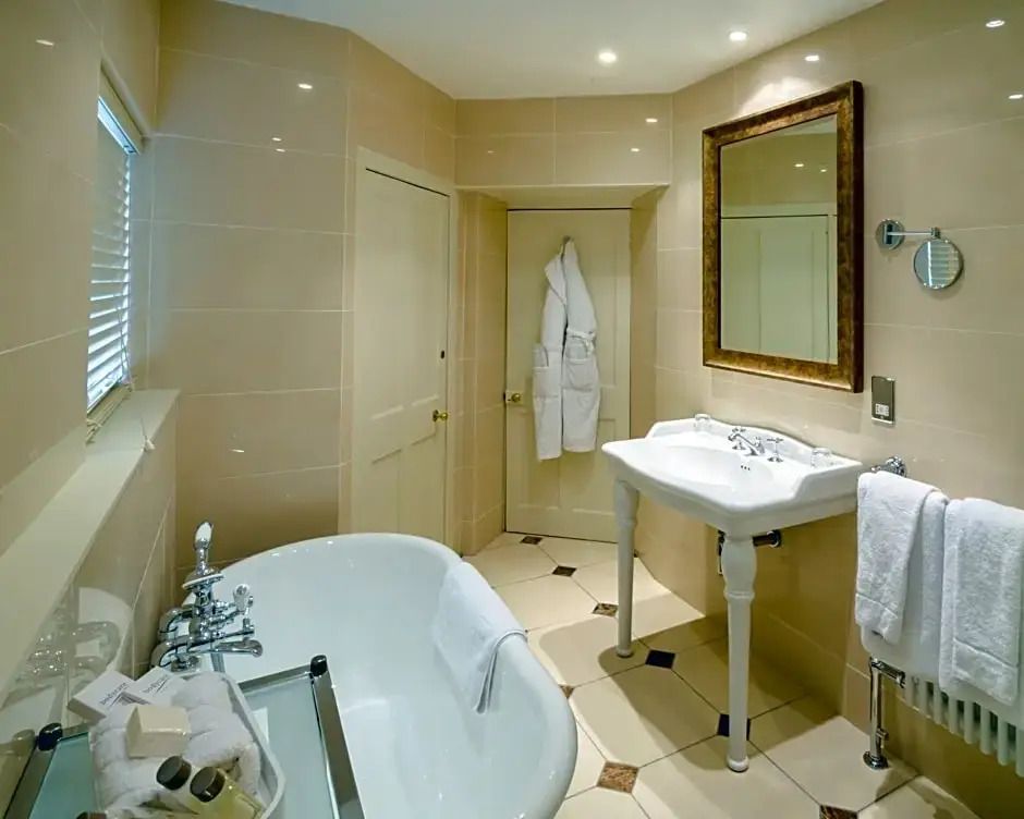 Luxuriöses Badezimmer mit freistehender Wanne und elegantem Waschtisch mit Spiegel