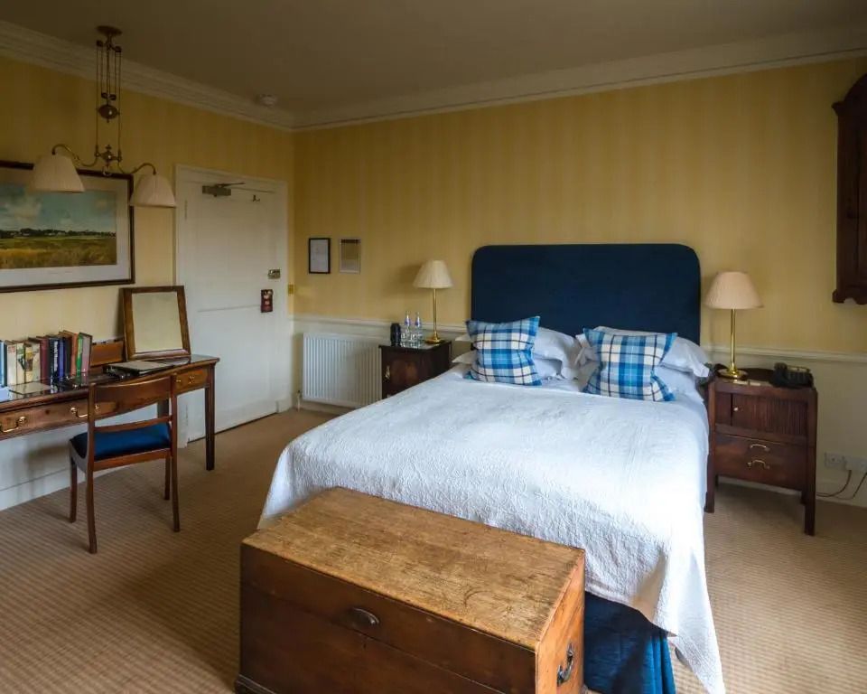 Helles Premium-Doppelzimmer mit traditionellem Dekor und Schreibtisch