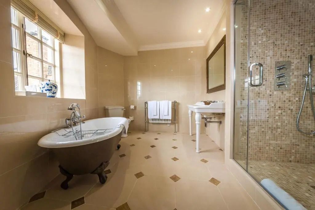 Luxuriöses Bad mit großer Badewanne und gläserner Dusche
