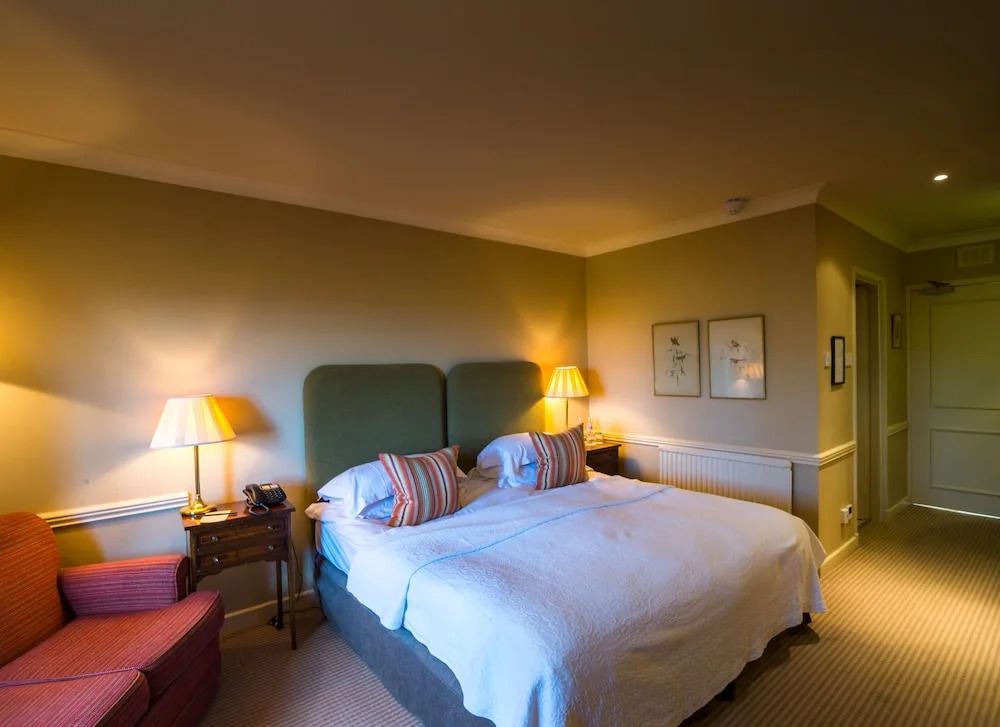 Komfortables Doppelbett in einem gemütlichen Hotelzimmer mit Nachttischen
