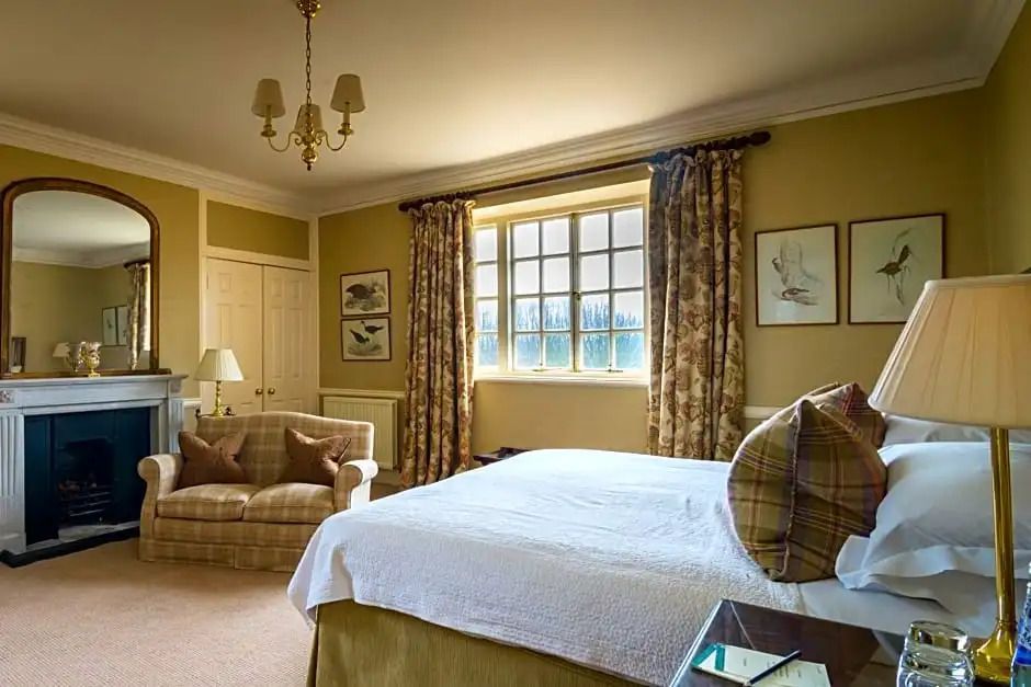 Elegantes Doppelzimmer mit großem Fenster und klassischen Möbeln