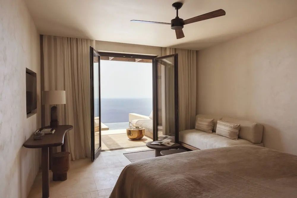 Gemütliches Schlafzimmer mit Zugang zum Balkon und Meerblick