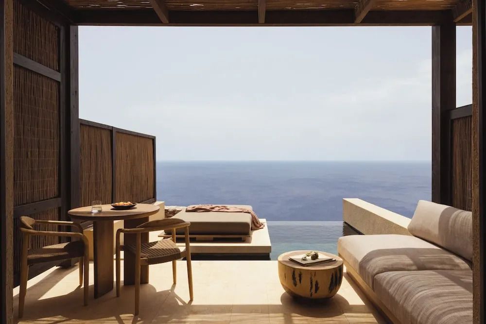 Balkon mit Meerblick und komfortablen Sitzgelegenheiten im Gundari Hotel.