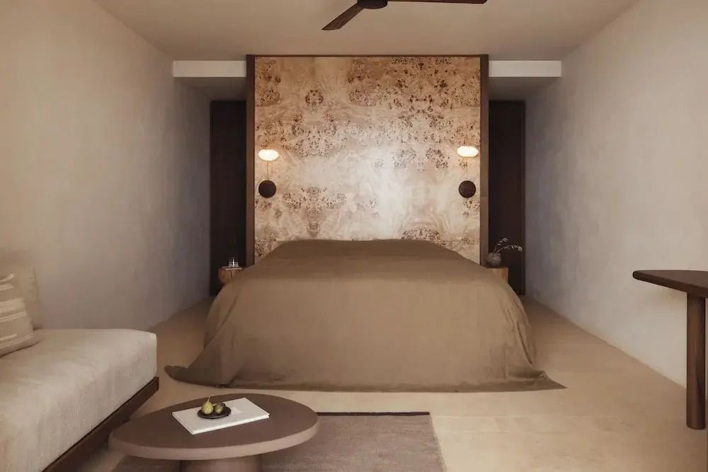 Einladende Standard Suite im Gundari Hotel mit Doppelbett und stilvollem Interieur