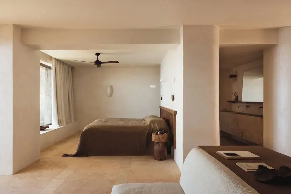 Helle und geräumige Superior Suite mit modernem Design und komfortablem Bett