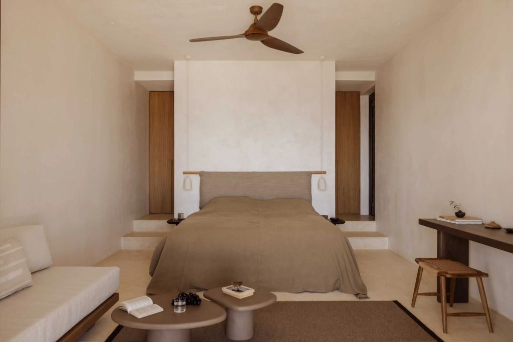 Helles Schlafzimmer mit Doppelbett und minimalistischer Einrichtung
