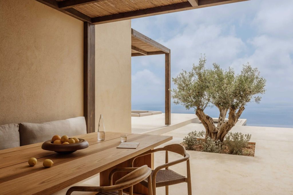 Hölzerne Terrasse mit Meerblick und Olivenbaum im eleganten Design