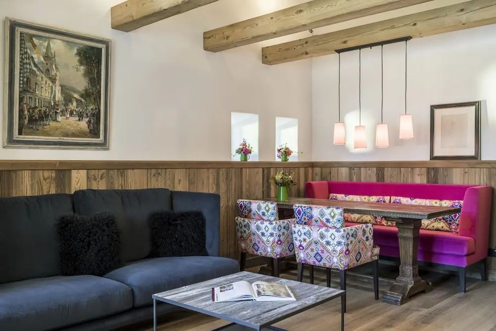 Gemütlicher Wohnbereich mit modernem Sofa und rustikalem Holztisch