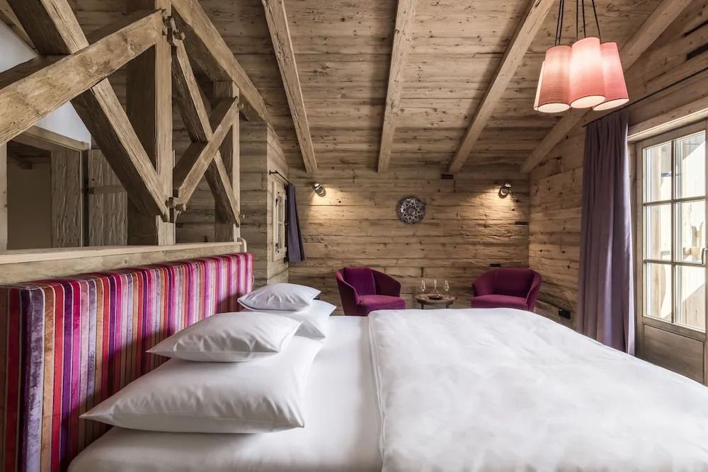 Rustikales Schlafzimmer mit Holzwänden und weichen Kissen