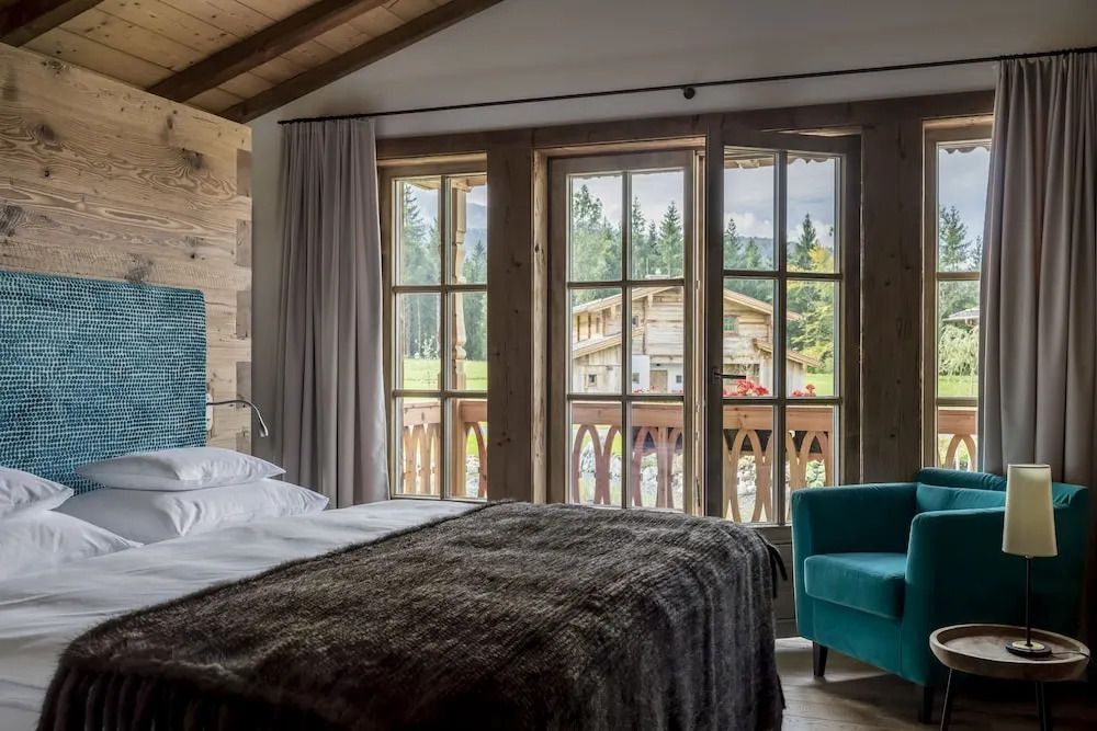 Helles Zimmer mit Blick auf die Natur durch große Fenster