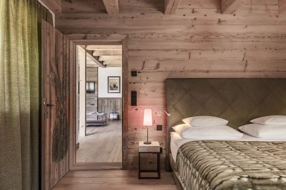 Schlafzimmer mit Holzdetails und weicher Beleuchtung