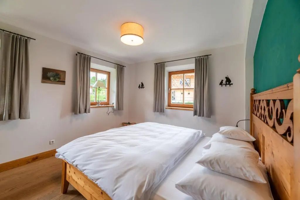 Helles Schlafzimmer in einer Deluxe Suite mit Doppelbett und Bergblick