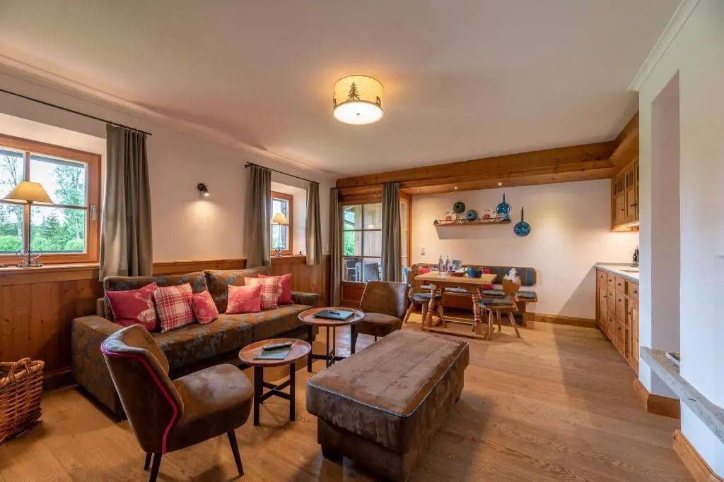 Gemütlicher Wohnbereich mit Sofa und Esstisch in der Suite