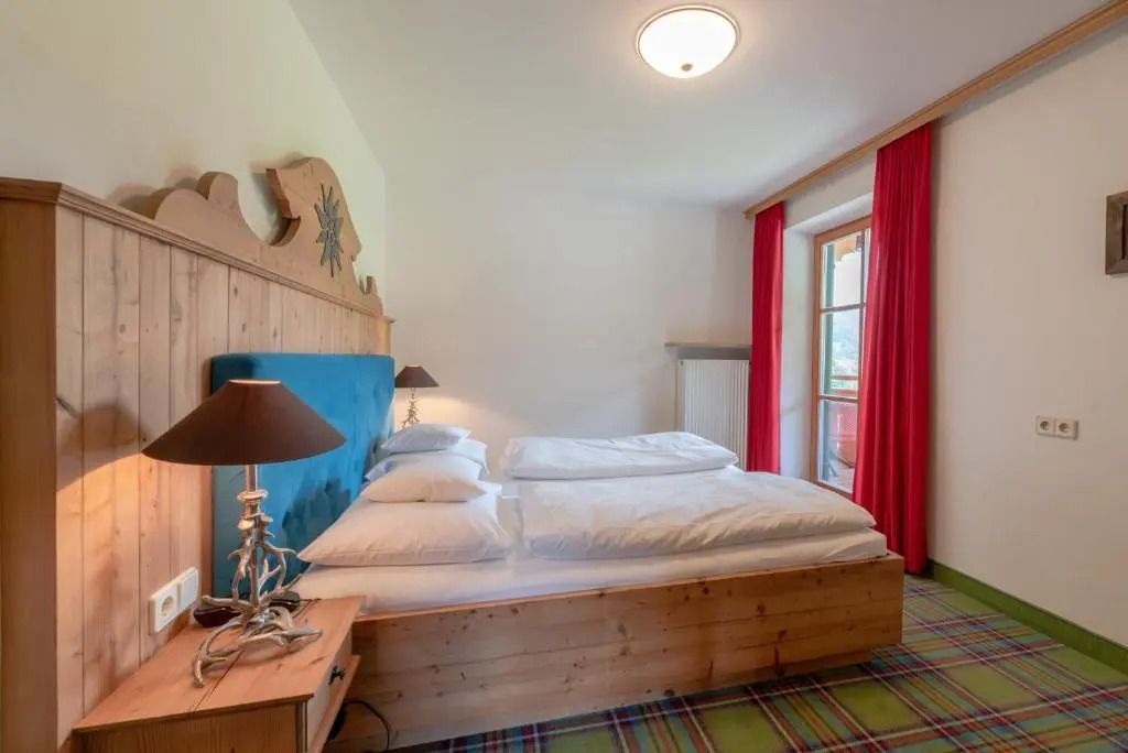 Gemütliches Schlafzimmer mit Doppelbett und Holzelementen
