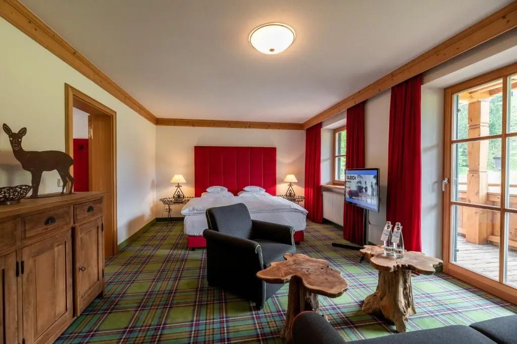 Schlafbereich mit Doppelbett und gemütlicher Sitzecke