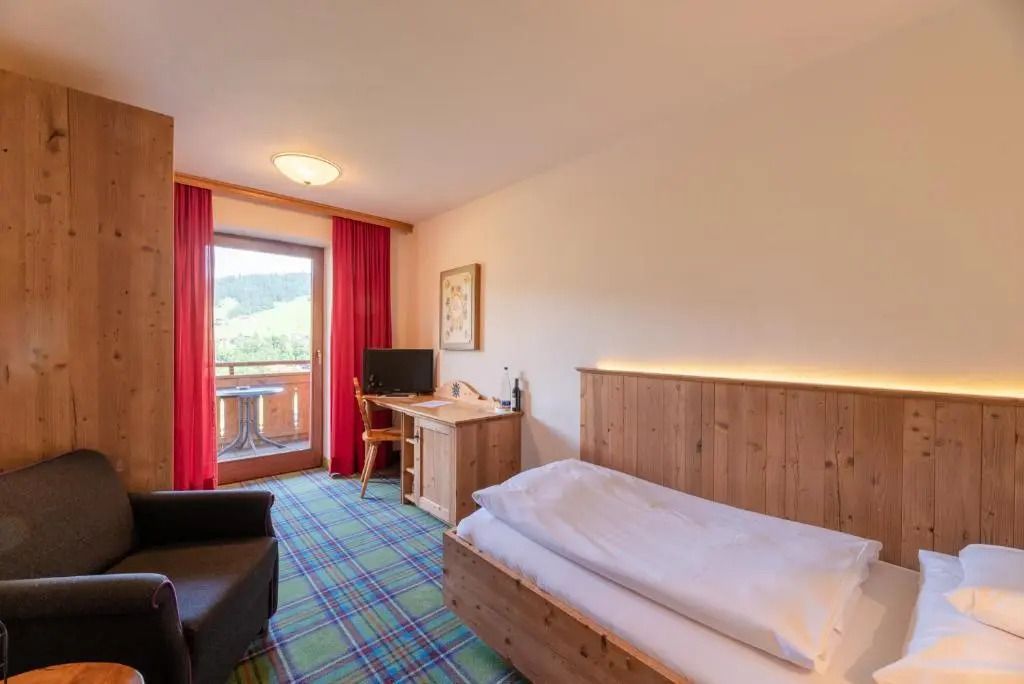 Standardzimmer mit Holzausstattung und einem Blick auf die Berge