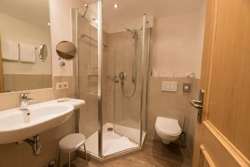 Modernes Badezimmer mit Dusche im Hotelzimmer