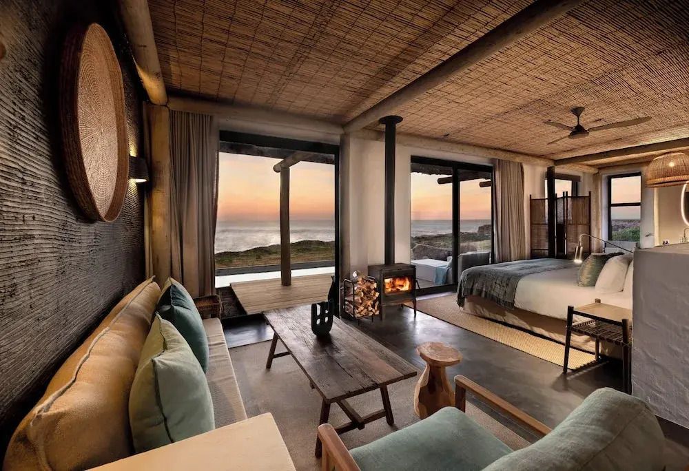 Luxuriöses Doppelzimmer mit Meerblick bei Sonnenuntergang, Sofa und Kamin