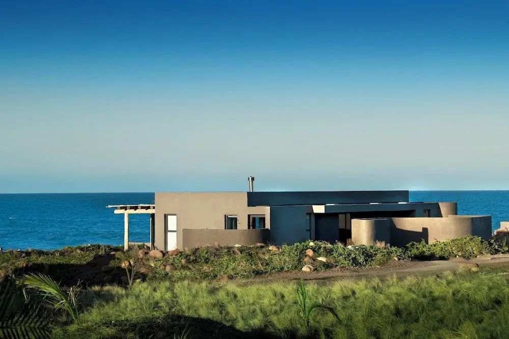 Moderne Strandvilla mit Meerblick und naturbelassener Umgebung
