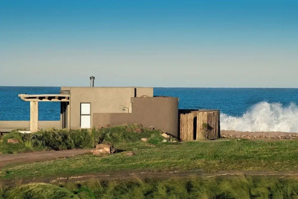 Architektonisch ansprechende Strandvilla mit spektakulärem Meerblick