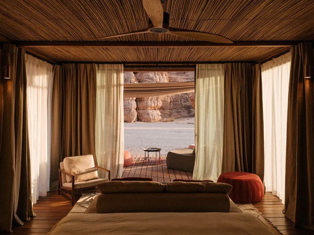 Luxuriöses Schlafzimmer mit Blick auf Terrasse und Wüstenlandschaft