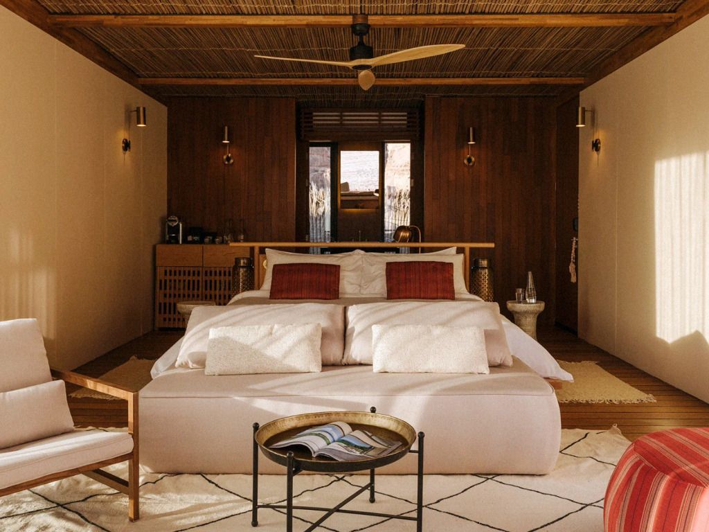 Komfortables Doppelbett in stilvoll eingerichteter Villa mit Holzelementen