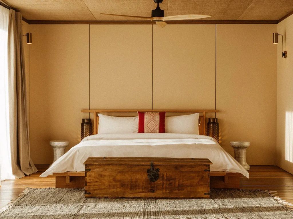 Luxuriöses Doppelbett mit beigen Wänden und zwei Nachttischen