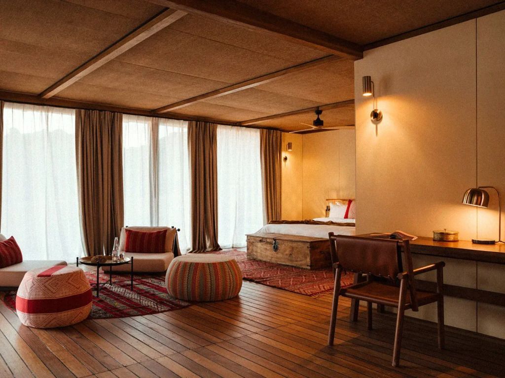Helle und geräumige Villa mit gemütlicher Sitzecke und Doppelbett