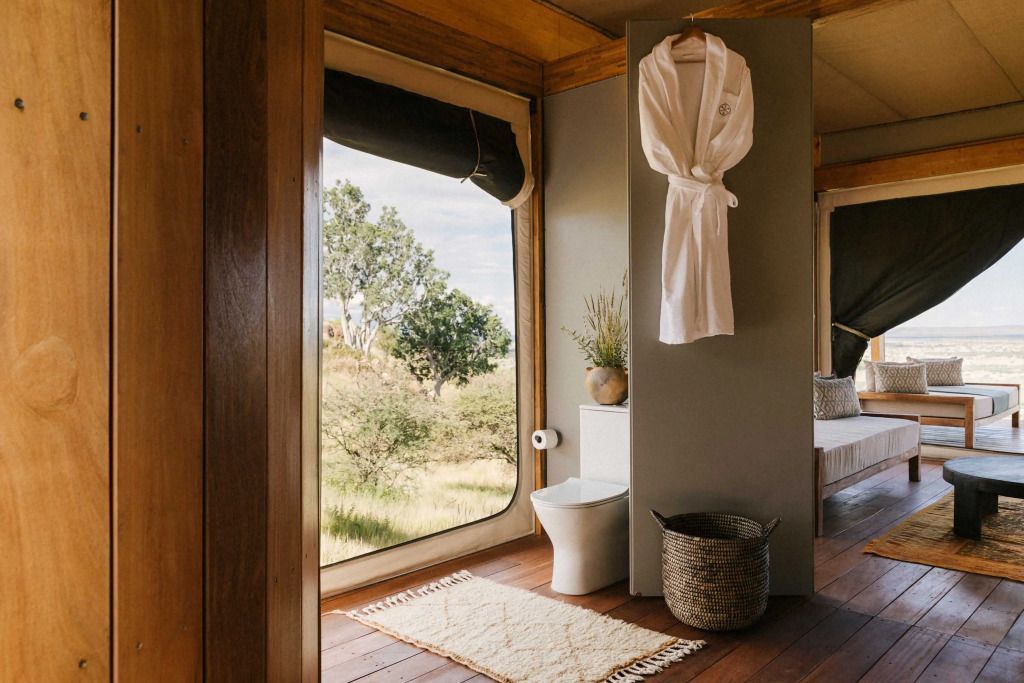Elegantes Badezimmer mit großen Fenstern und Blick auf die Natur