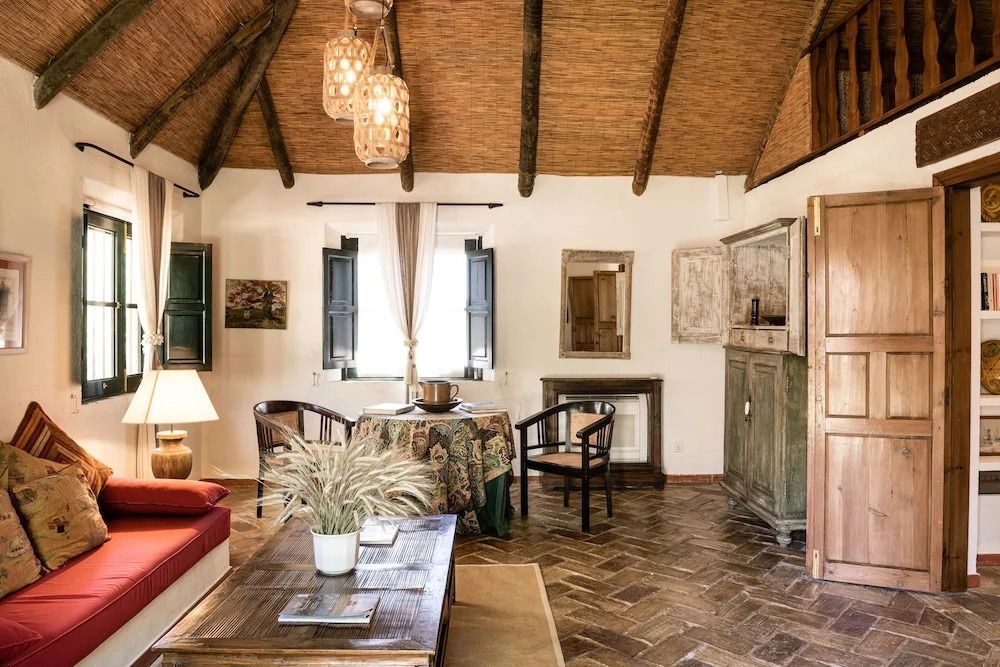 Gemütliches Wohnzimmer in einer Suite mit Holzbalkendecke und eleganter Einrichtung