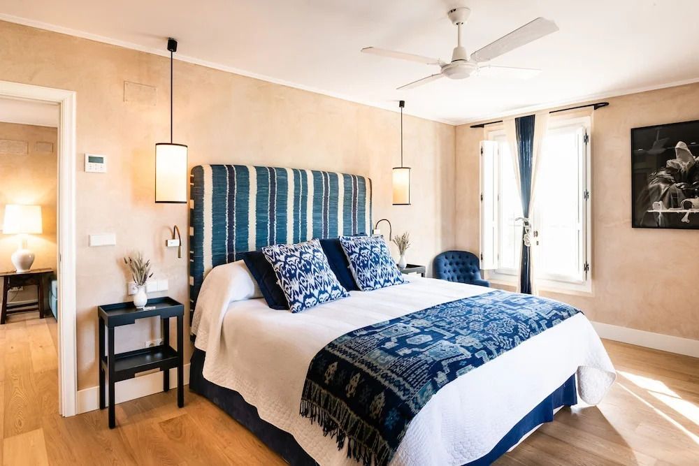 Luxuriöses Schlafzimmer mit kunstvoll dekoriertem Bett und weichen Textilien.