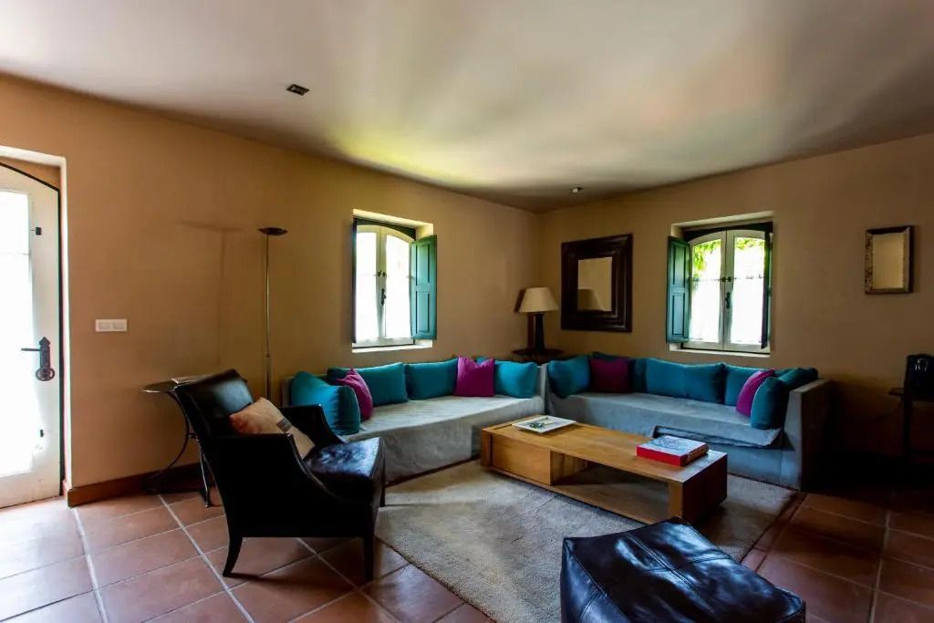 Eleganter Wohnbereich mit komfortablen Sofas und stilvoller Einrichtung