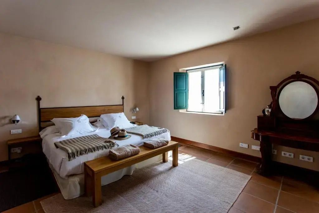 Geräumiges Schlafzimmer mit Doppelbett und natürlichem Licht