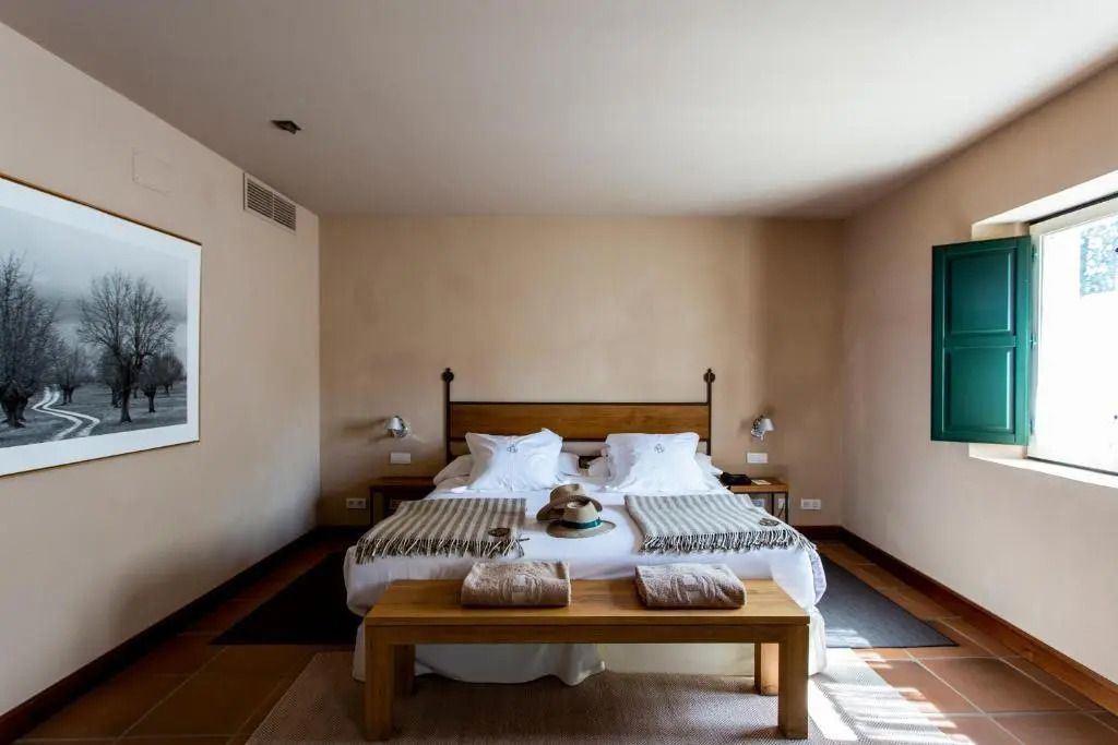 Stilvolles Schlafzimmer mit gemütlicher Atmosphäre und modernem Design