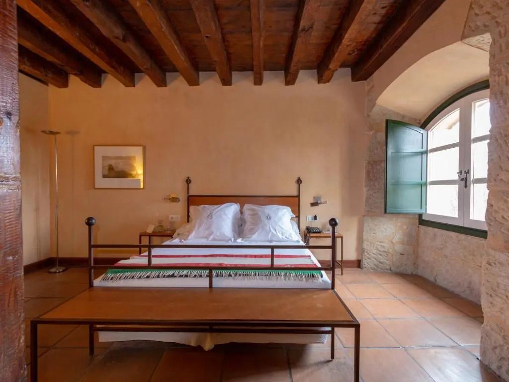 Deluxe Zimmer mit Holzbalkendecke und großem Fenster im Hacienda Zorita Wine Hotel