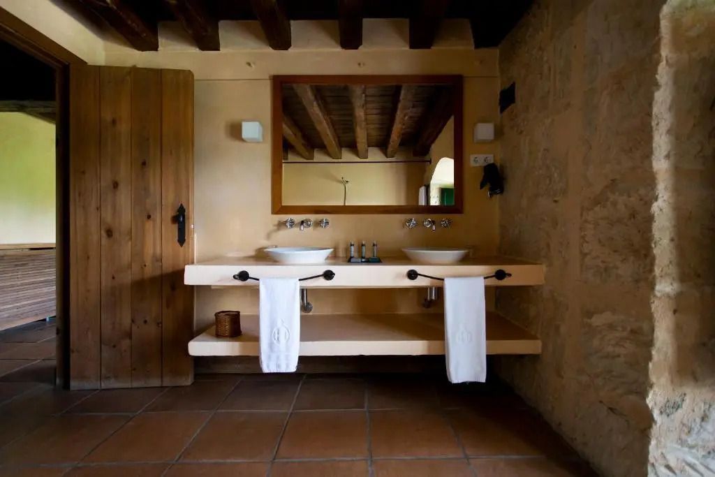 Modernes Badezimmer mit Waschbecken und Spiegel im Hacienda Zorita Wine Hotel