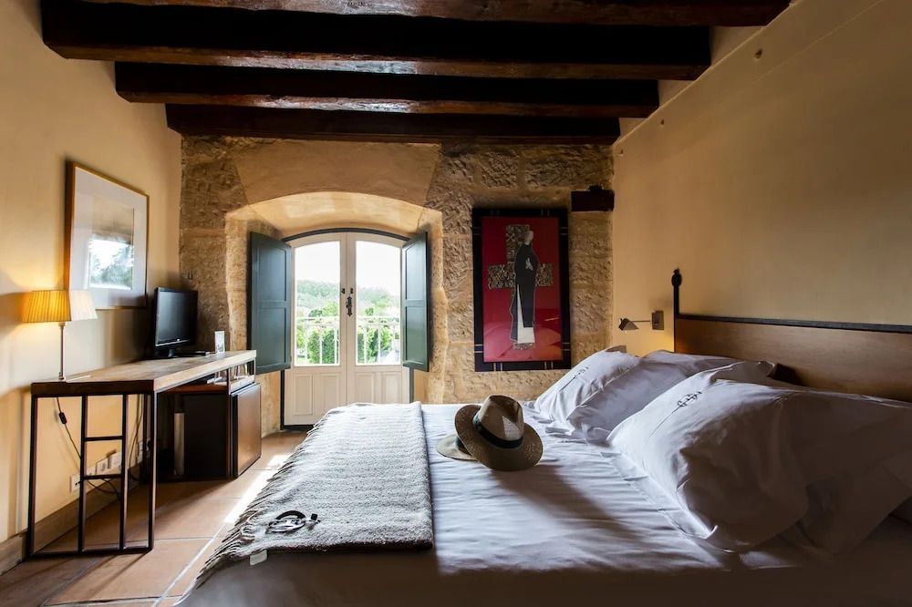 Einladendes Zimmer mit Holzbalkendecke und romantischem Ausblick