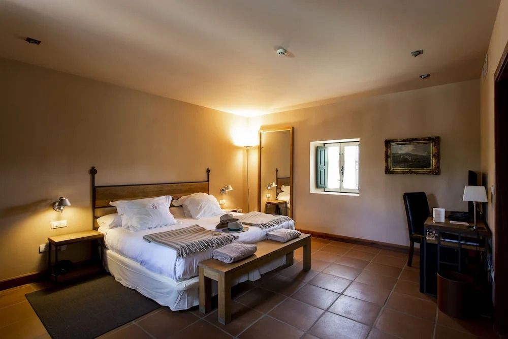 Gemütliches Doppelbett in einem stilvollen Hotelzimmer