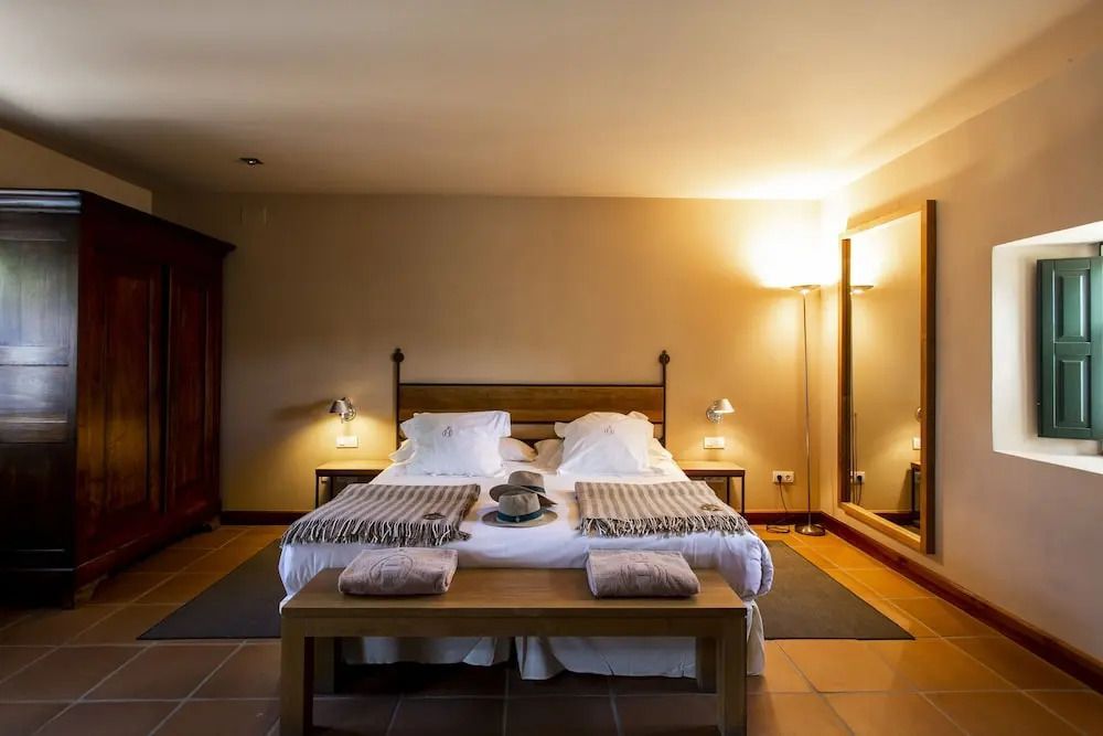 Modernes Doppelzimmer mit stilvoller Beleuchtung und Spiegel