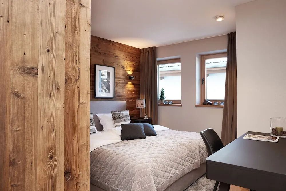 Gemütliches Schlafzimmer mit Doppelbett und Schreibtisch