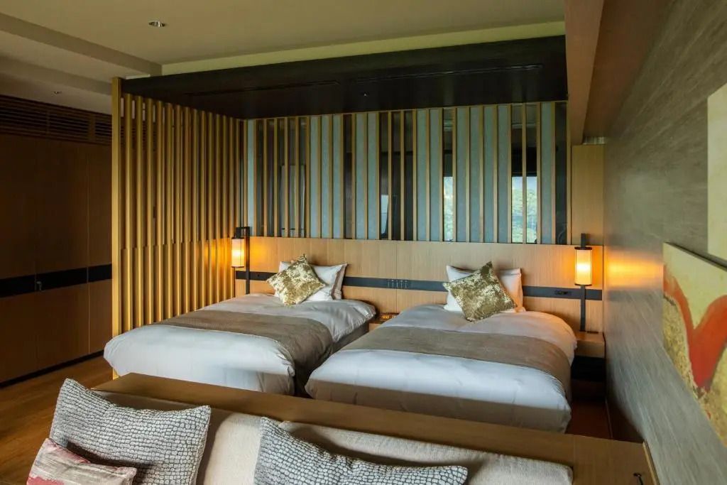 Elegantes Schlafzimmer mit zwei Einzelbetten und modernen Akzenten im japanischen Stil