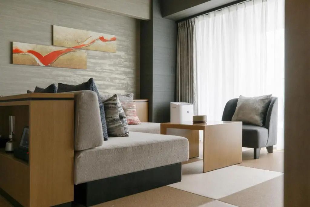Heller Lounge-Bereich mit bequemen Sitzmöglichkeiten und stilvollem Design