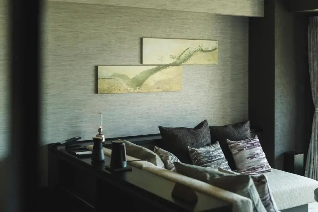 Sofaecke mit dekorativen Kissen, Wandschmuck an der Wand