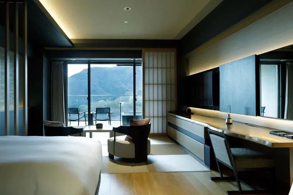 Modernes Hotelzimmer mit Terrasse und Bergblick, minimalistische Einrichtung