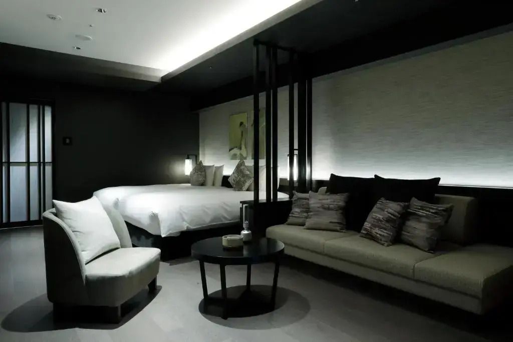 Elegantes Hotelzimmer mit modernem Interieur und zwei Einzelbetten