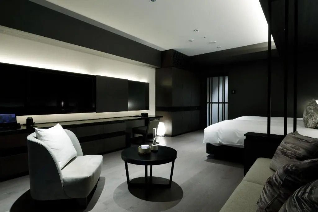 Luxuriöses Hotelzimmer mit großem Fernseher und modernen Annehmlichkeiten